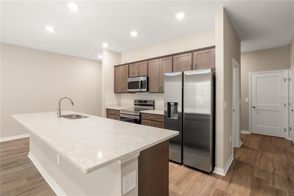 Activo con contrato: $369,900 (3 camas, 2 baños, 2213 Pies cuadrados)