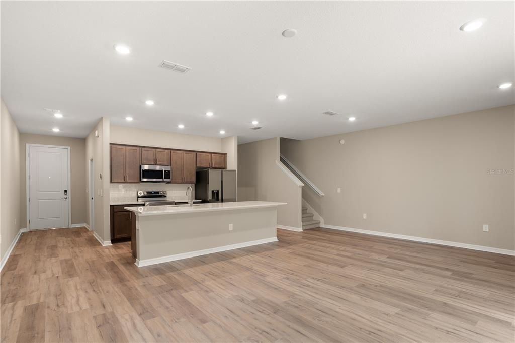 Activo con contrato: $369,900 (3 camas, 2 baños, 2213 Pies cuadrados)
