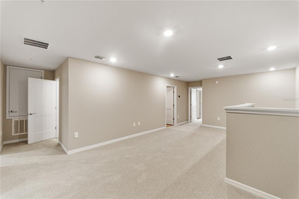 Activo con contrato: $369,900 (3 camas, 2 baños, 2213 Pies cuadrados)