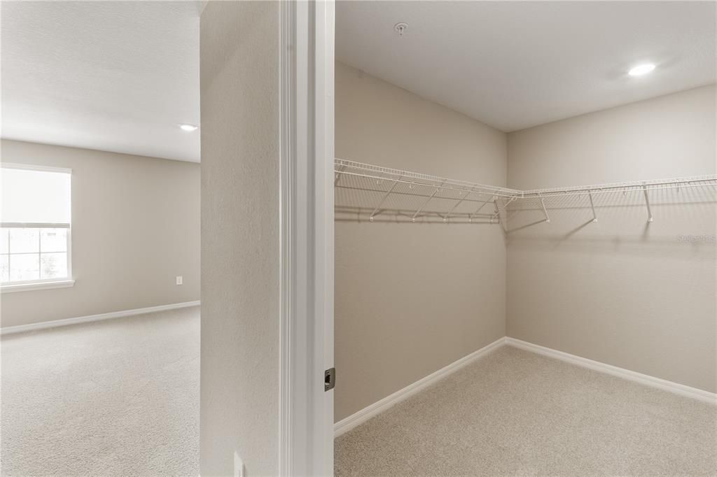 Activo con contrato: $369,900 (3 camas, 2 baños, 2213 Pies cuadrados)