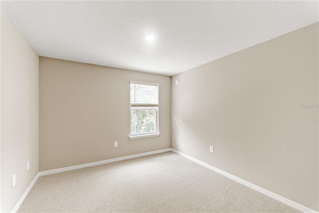 Activo con contrato: $369,900 (3 camas, 2 baños, 2213 Pies cuadrados)