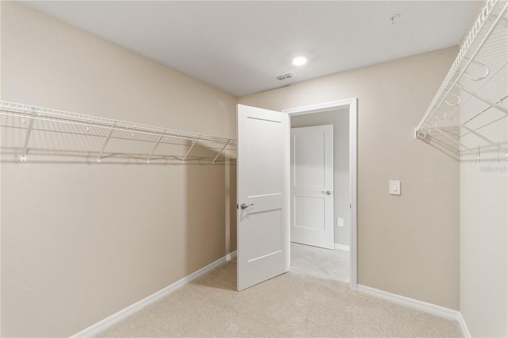 Activo con contrato: $369,900 (3 camas, 2 baños, 2213 Pies cuadrados)