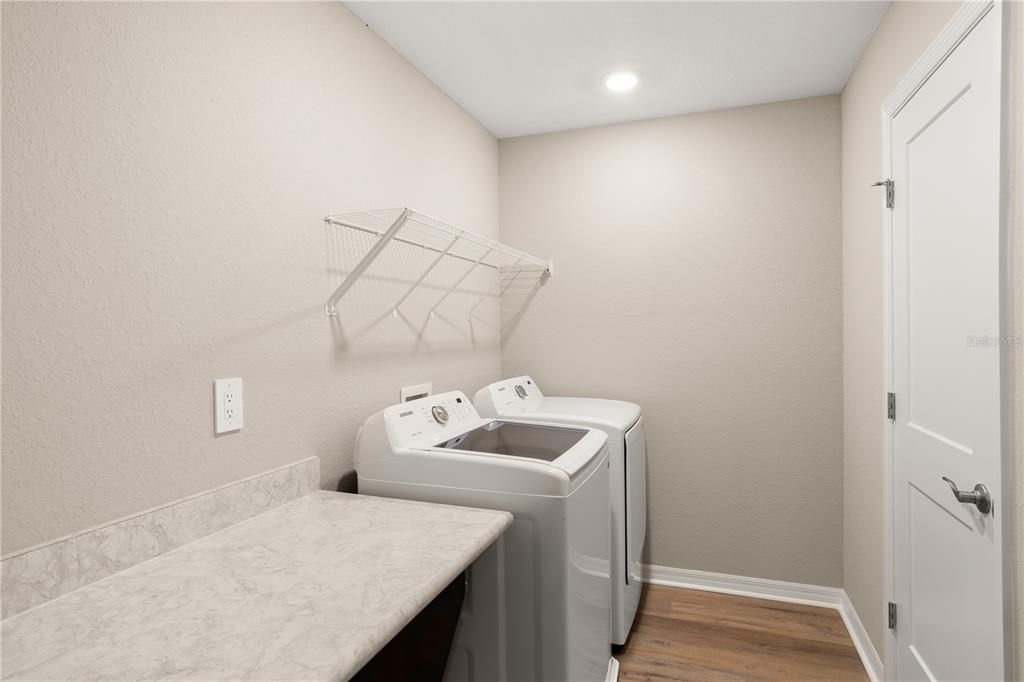 Activo con contrato: $369,900 (3 camas, 2 baños, 2213 Pies cuadrados)