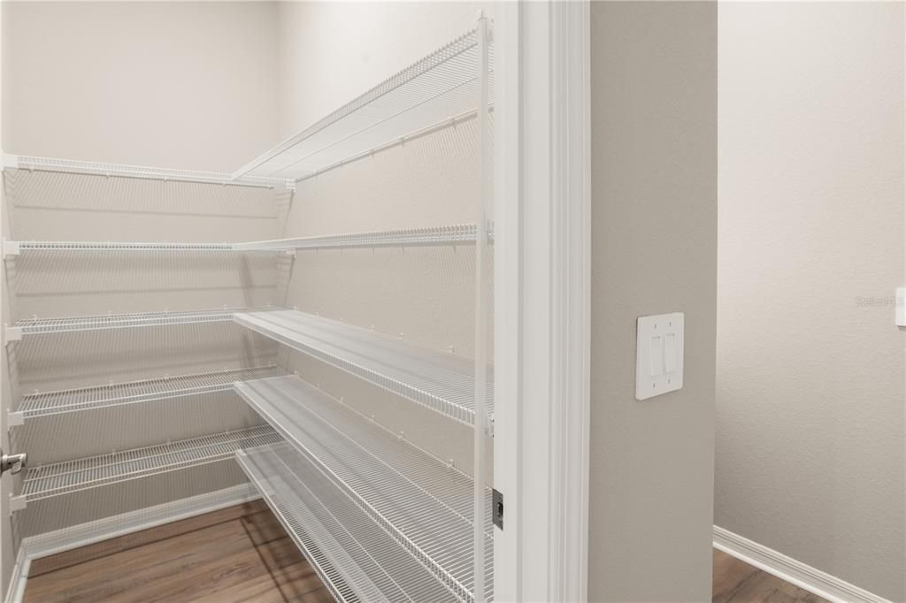 Activo con contrato: $369,900 (3 camas, 2 baños, 2213 Pies cuadrados)
