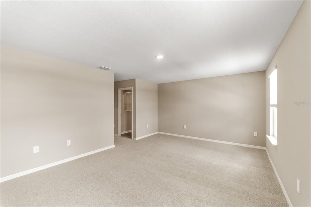 Activo con contrato: $369,900 (3 camas, 2 baños, 2213 Pies cuadrados)