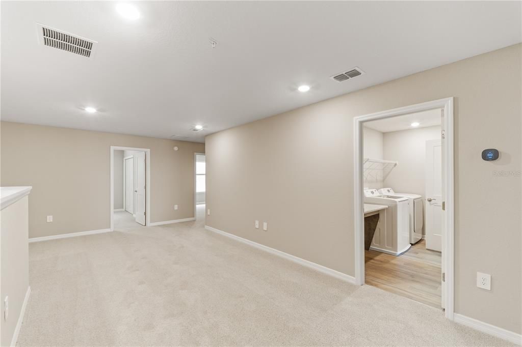 Activo con contrato: $369,900 (3 camas, 2 baños, 2213 Pies cuadrados)