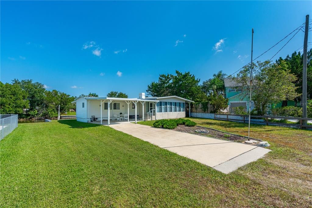 For Sale: $585,000 (2 beds, 2 baths, 840 Square Feet)