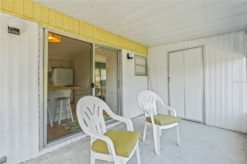 For Sale: $585,000 (2 beds, 2 baths, 840 Square Feet)