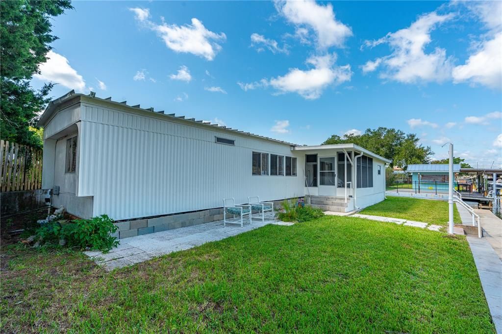 For Sale: $585,000 (2 beds, 2 baths, 840 Square Feet)
