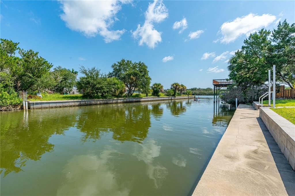 For Sale: $585,000 (2 beds, 2 baths, 840 Square Feet)