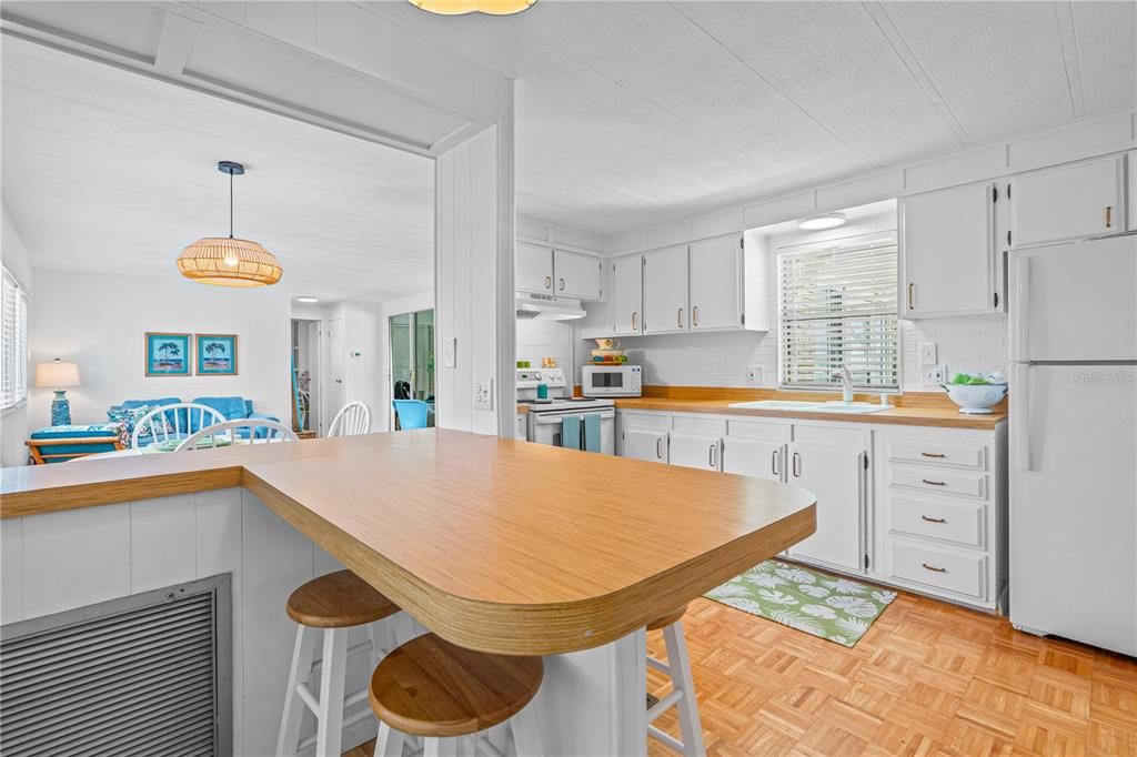 For Sale: $585,000 (2 beds, 2 baths, 840 Square Feet)