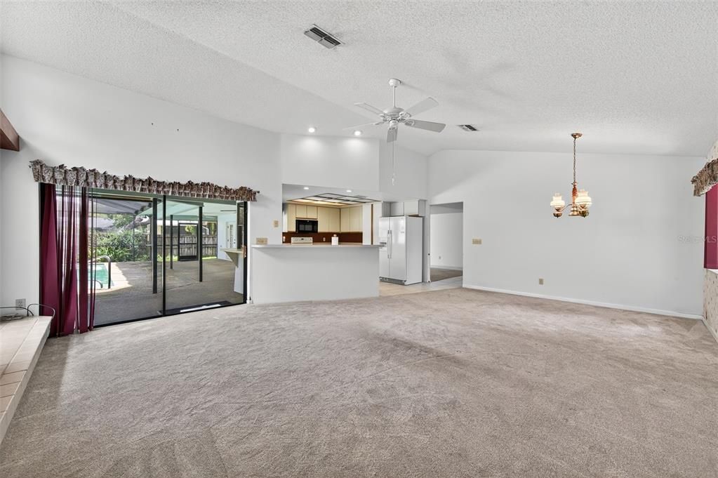 En Venta: $349,900 (4 camas, 2 baños, 2216 Pies cuadrados)