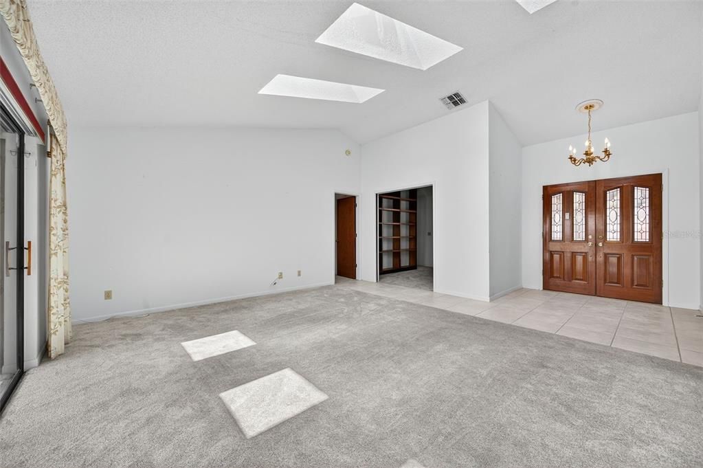 En Venta: $349,900 (4 camas, 2 baños, 2216 Pies cuadrados)
