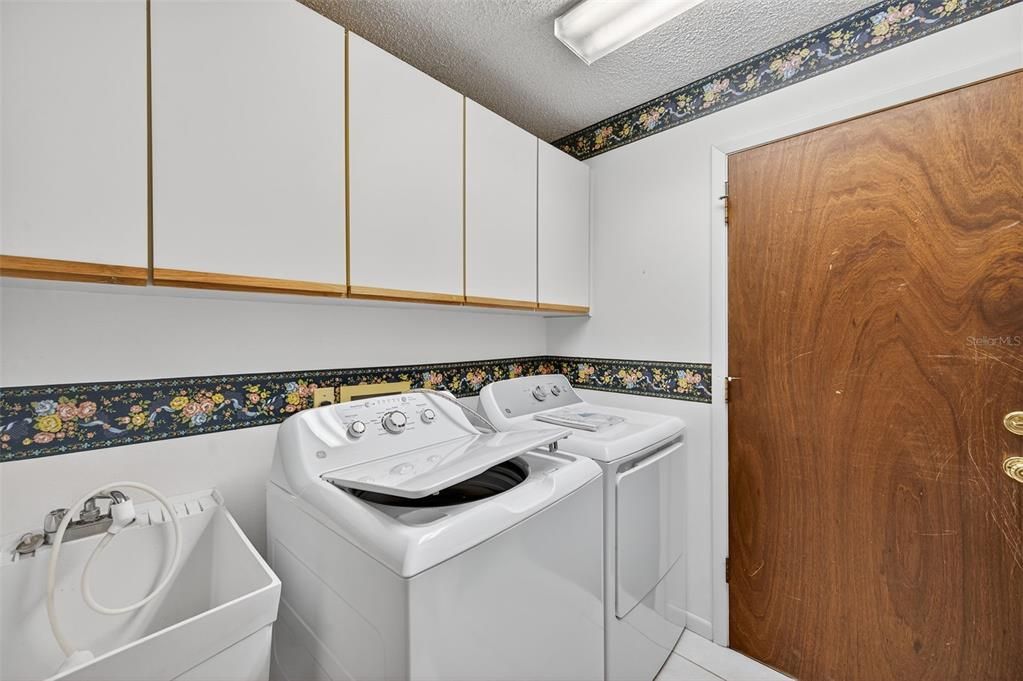 En Venta: $349,900 (4 camas, 2 baños, 2216 Pies cuadrados)
