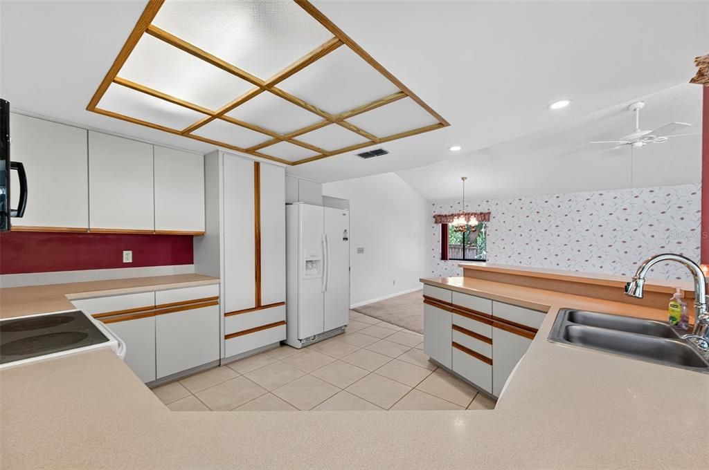 En Venta: $349,900 (4 camas, 2 baños, 2216 Pies cuadrados)