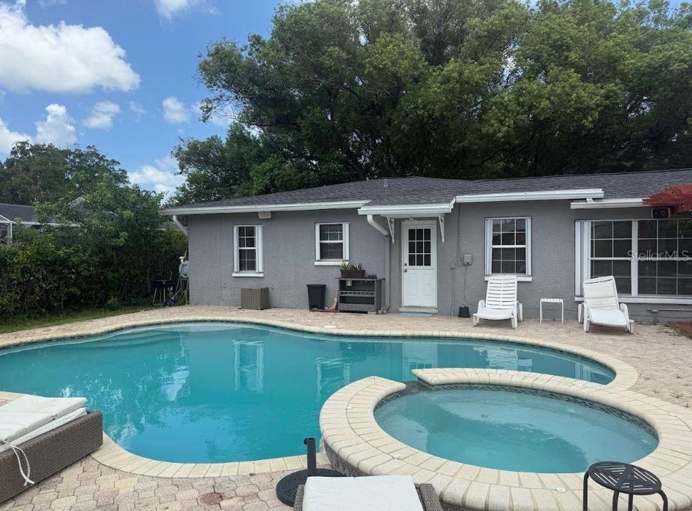For Rent: $3,000 (2 beds, 1 baths, 1105 Square Feet)