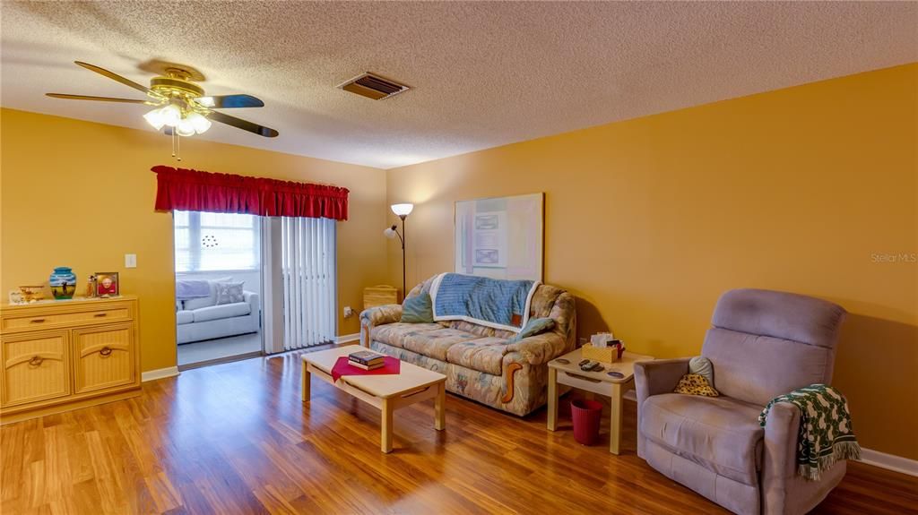 En Venta: $169,900 (2 camas, 2 baños, 1105 Pies cuadrados)