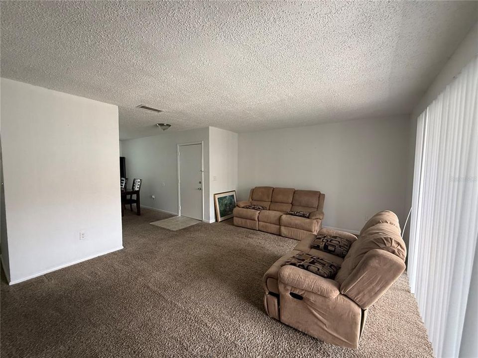 For Rent: $1,400 (3 beds, 2 baths, 1226 Square Feet)