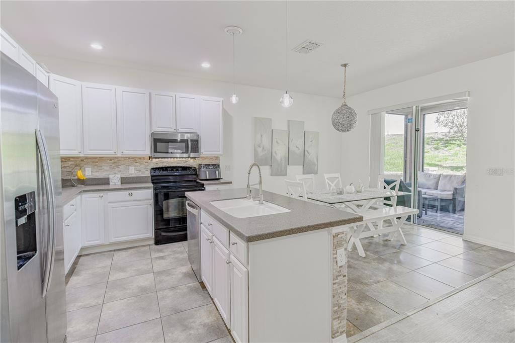 En Venta: $379,900 (3 camas, 2 baños, 1445 Pies cuadrados)