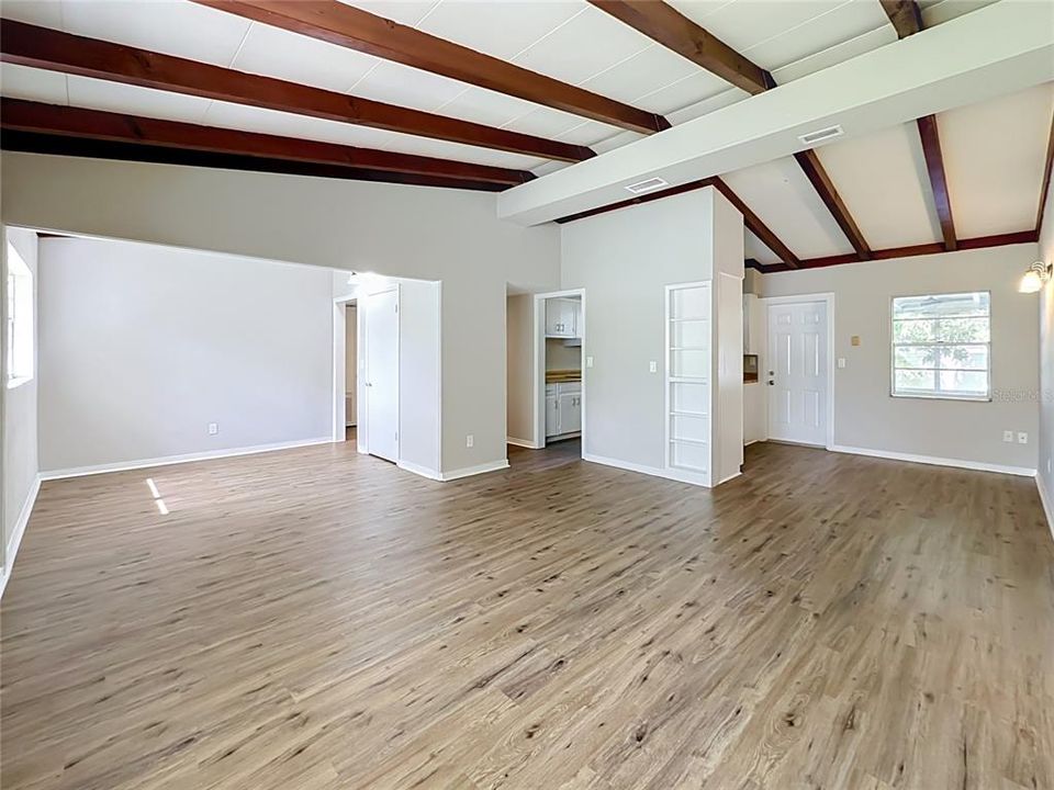 For Sale: $275,000 (3 beds, 2 baths, 1259 Square Feet)