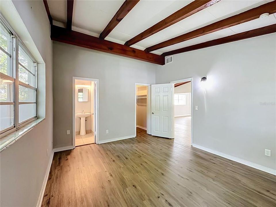 For Sale: $275,000 (3 beds, 2 baths, 1259 Square Feet)