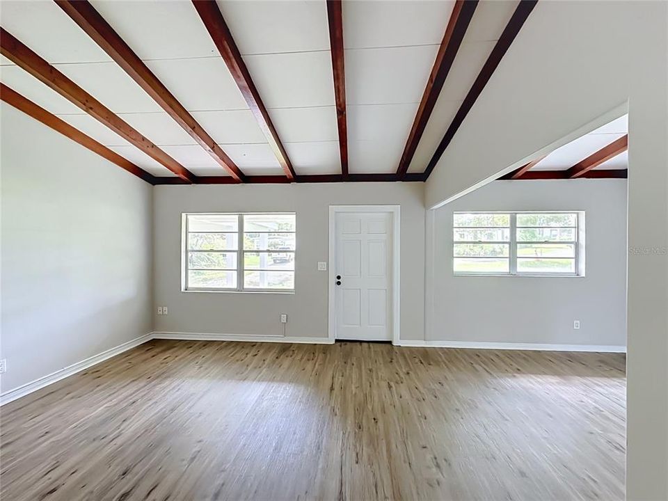 For Sale: $275,000 (3 beds, 2 baths, 1259 Square Feet)