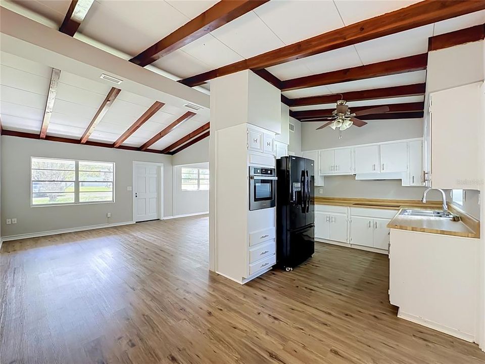 For Sale: $275,000 (3 beds, 2 baths, 1259 Square Feet)