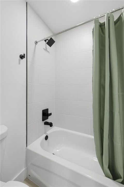 For Sale: $228,000 (3 beds, 2 baths, 1100 Square Feet)