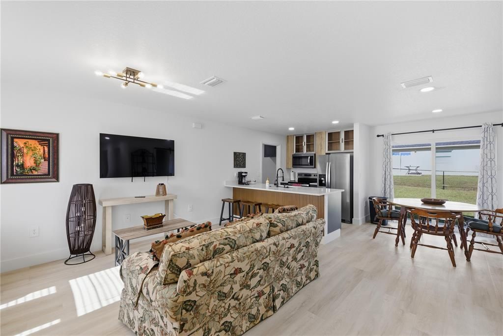 For Sale: $228,000 (3 beds, 2 baths, 1100 Square Feet)