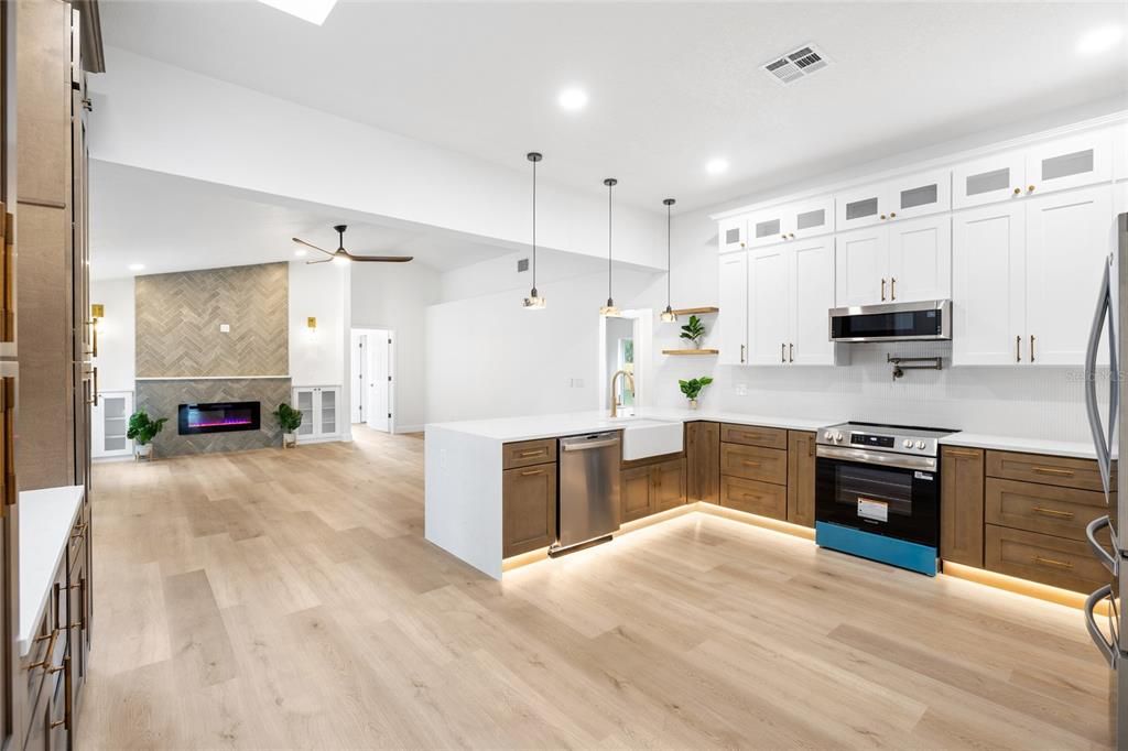 For Sale: $979,000 (5 beds, 3 baths, 2926 Square Feet)