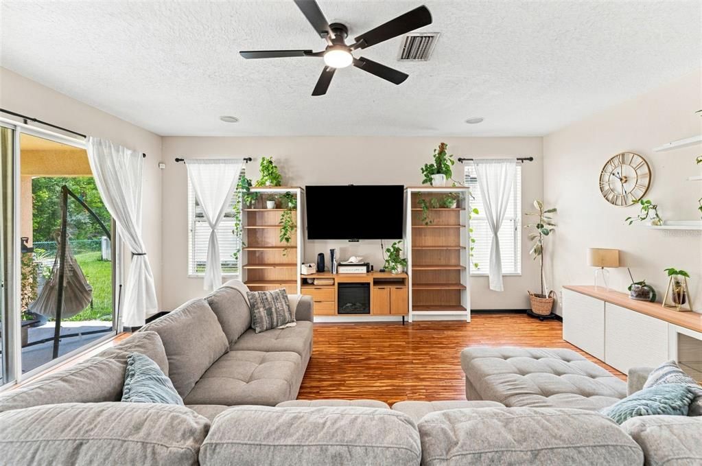 En Venta: $399,000 (4 camas, 2 baños, 2352 Pies cuadrados)