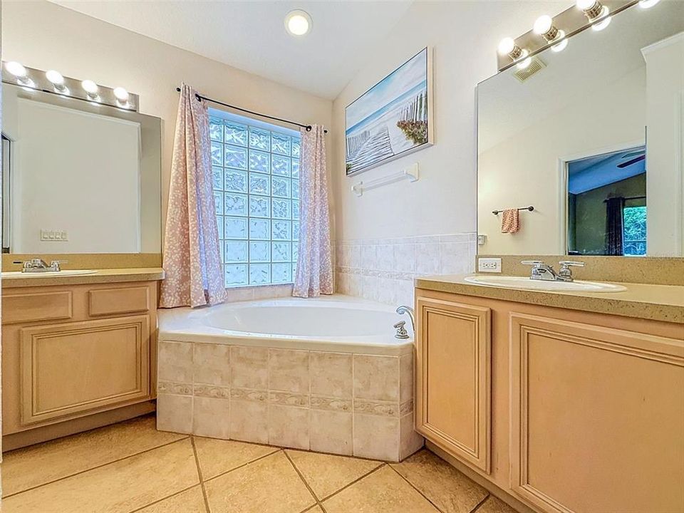 На продажу: $419,900 (3 спален, 2 ванн, 1822 Квадратных фут)