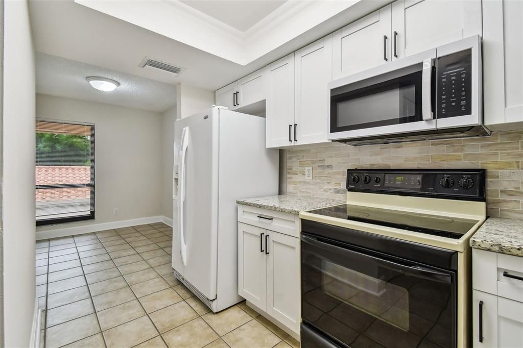 На продажу: $369,900 (2 спален, 2 ванн, 1220 Квадратных фут)