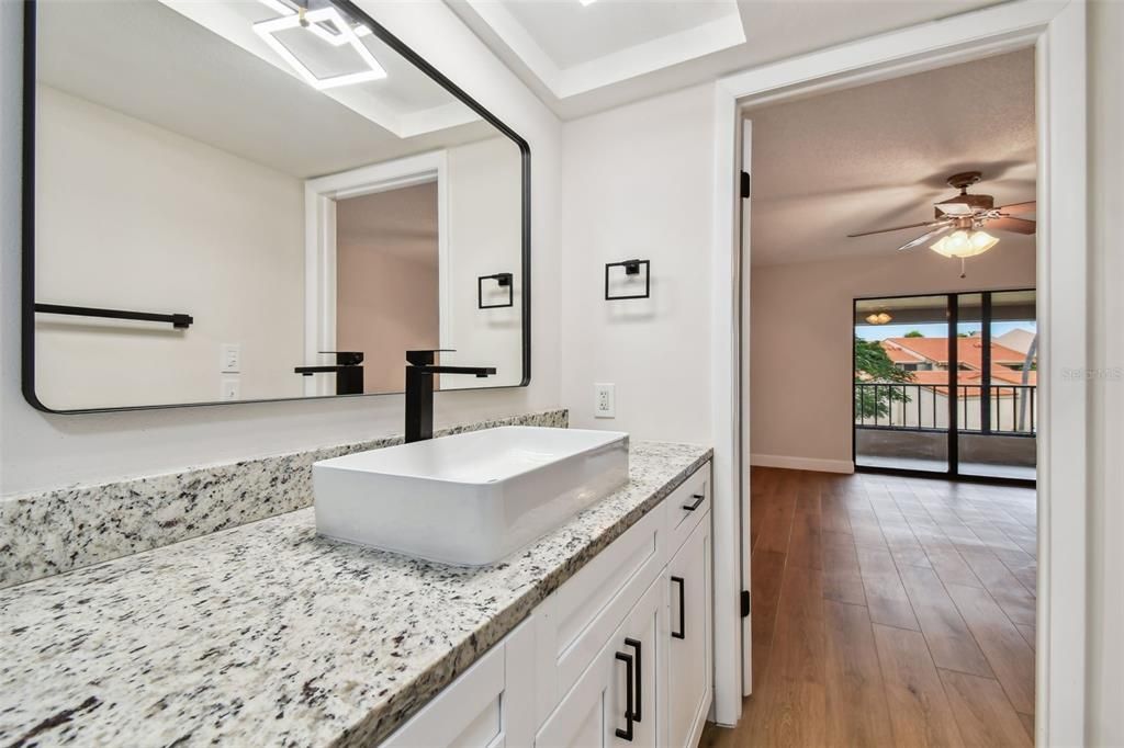 На продажу: $369,900 (2 спален, 2 ванн, 1220 Квадратных фут)