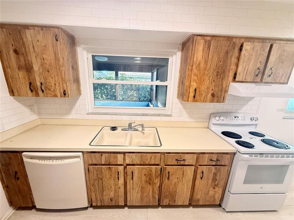 For Rent: $1,950 (3 beds, 2 baths, 1355 Square Feet)