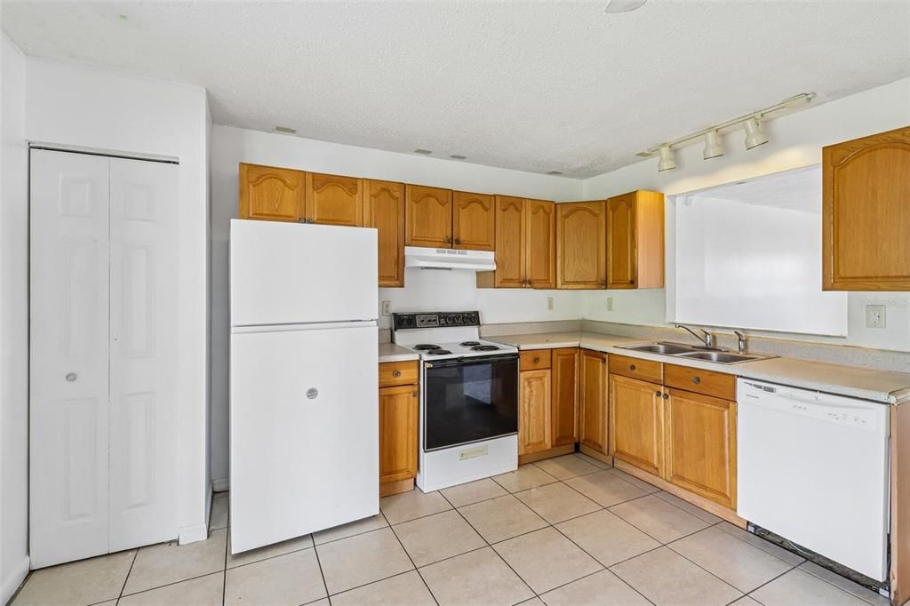For Rent: $1,599 (2 beds, 2 baths, 950 Square Feet)