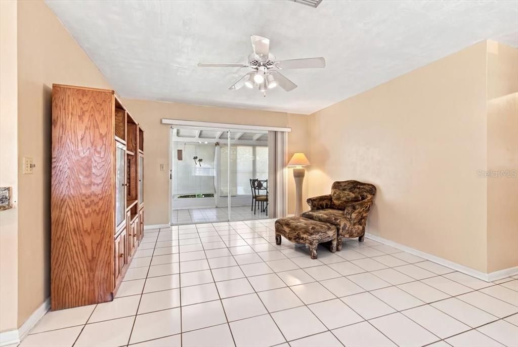 For Sale: $234,900 (2 beds, 1 baths, 1340 Square Feet)