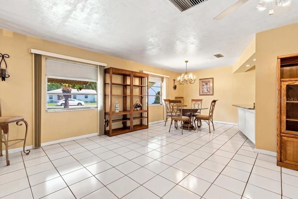 For Sale: $234,900 (2 beds, 1 baths, 1340 Square Feet)