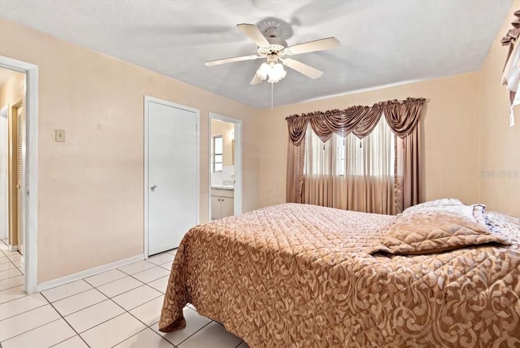 For Sale: $234,900 (2 beds, 1 baths, 1340 Square Feet)