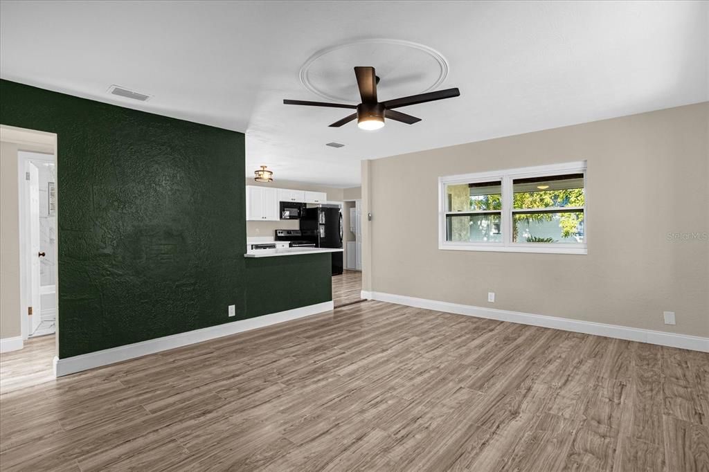 For Sale: $275,000 (3 beds, 2 baths, 1256 Square Feet)