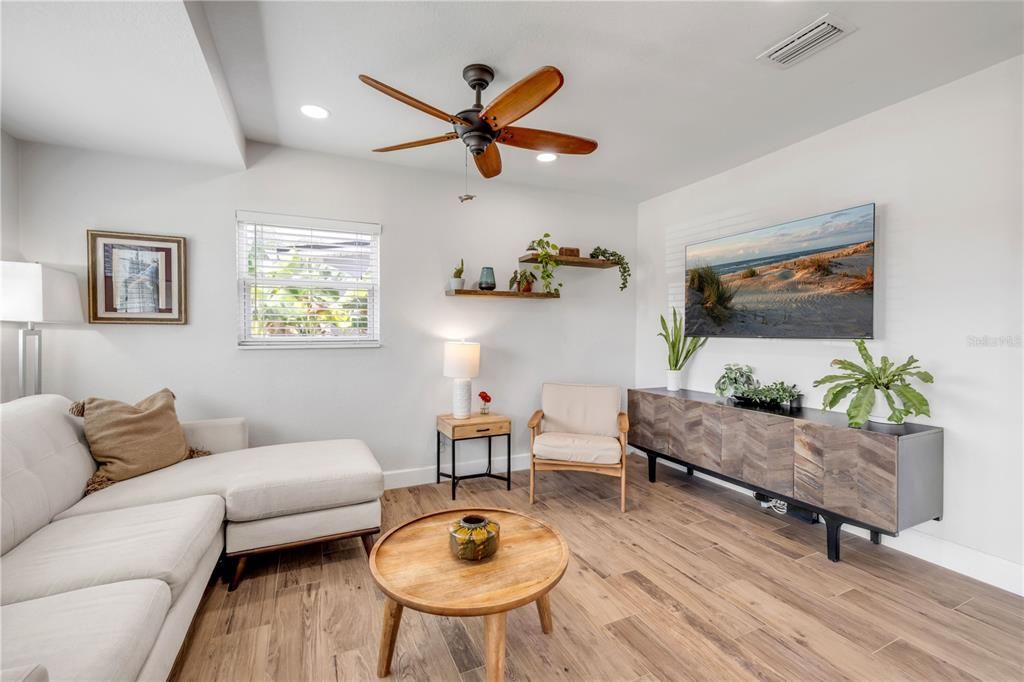 En Venta: $649,000 (3 camas, 2 baños, 1214 Pies cuadrados)