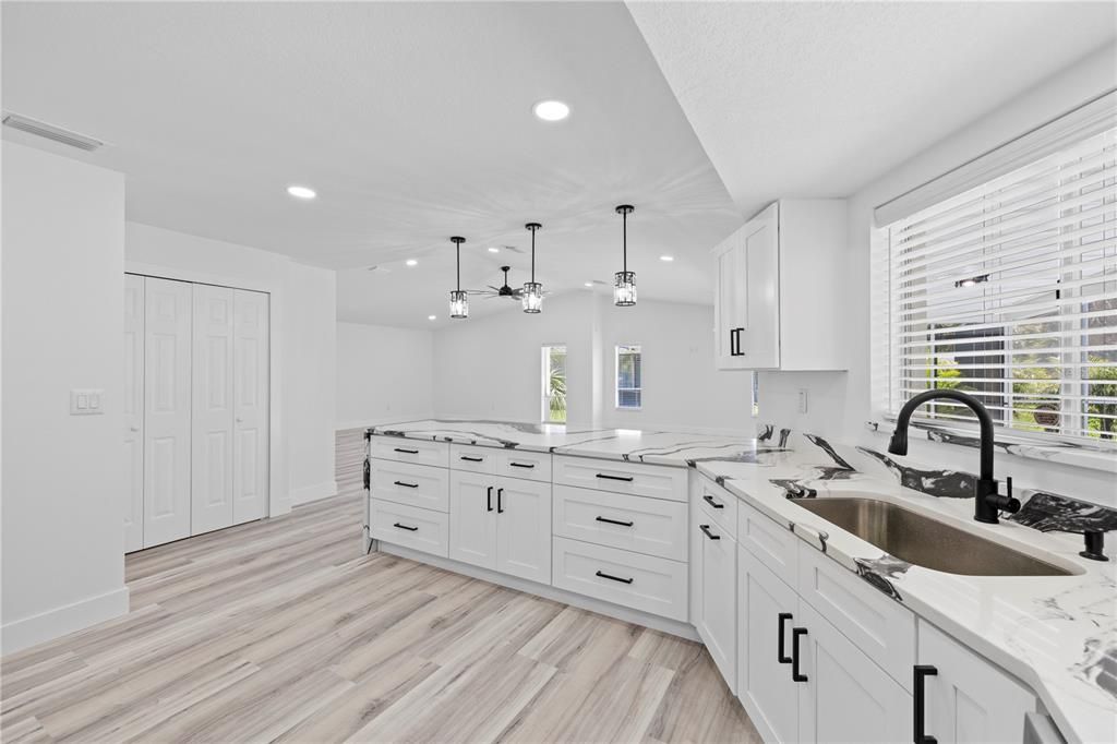 En Venta: $489,999 (3 camas, 2 baños, 2406 Pies cuadrados)