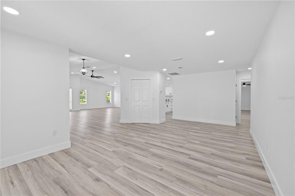 En Venta: $489,999 (3 camas, 2 baños, 2406 Pies cuadrados)