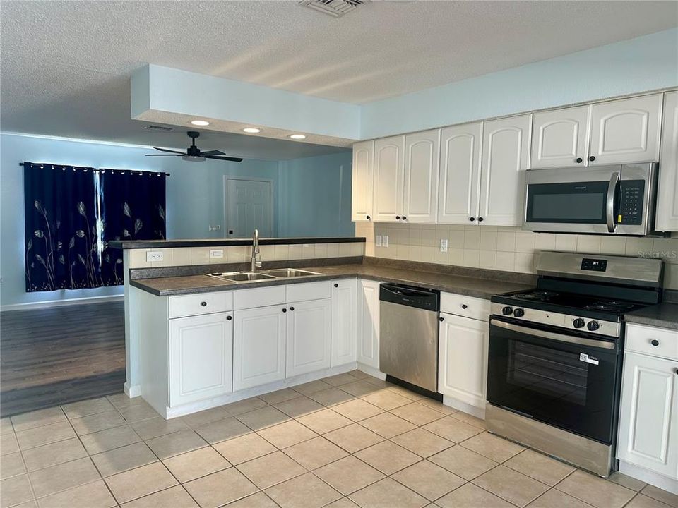 For Sale: $345,678 (3 beds, 2 baths, 1272 Square Feet)
