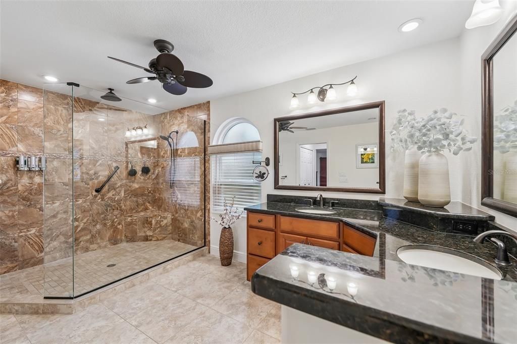 En Venta: $899,900 (3 camas, 2 baños, 2211 Pies cuadrados)