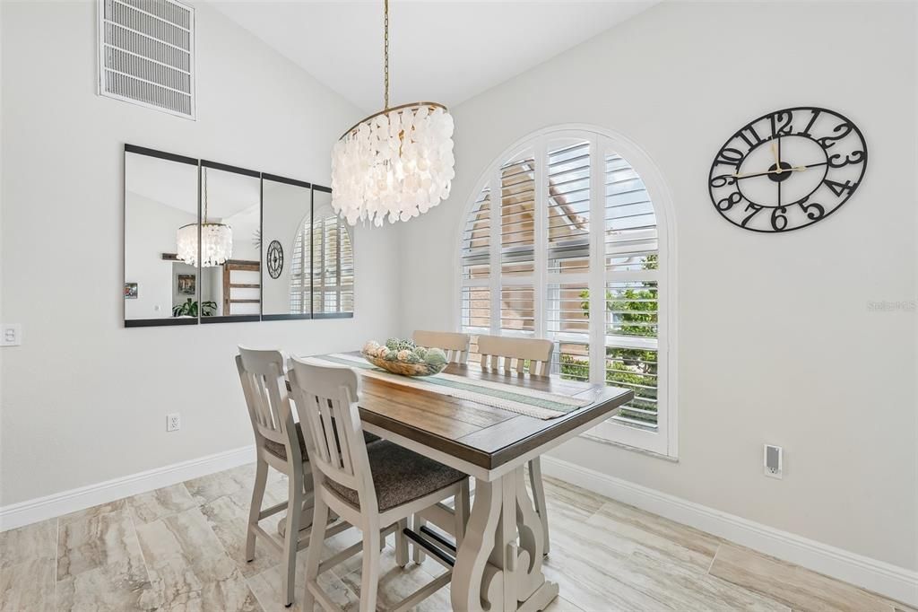 En Venta: $899,900 (3 camas, 2 baños, 2211 Pies cuadrados)