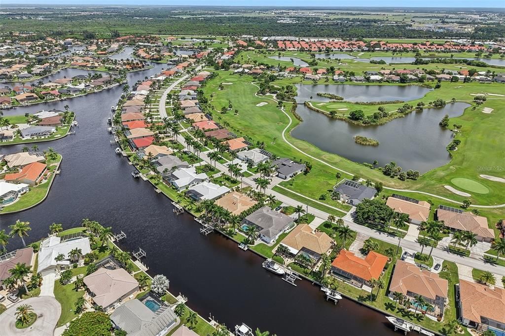 En Venta: $899,900 (3 camas, 2 baños, 2211 Pies cuadrados)