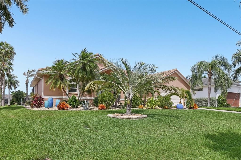 En Venta: $899,900 (3 camas, 2 baños, 2211 Pies cuadrados)
