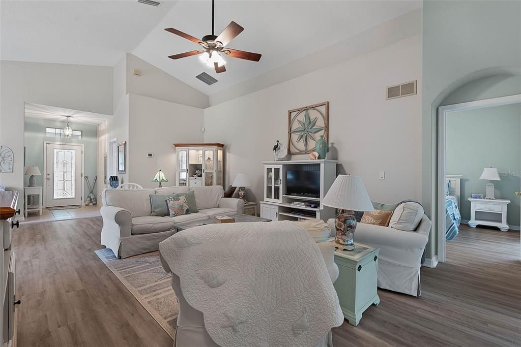 For Sale: $370,000 (2 beds, 2 baths, 1637 Square Feet)