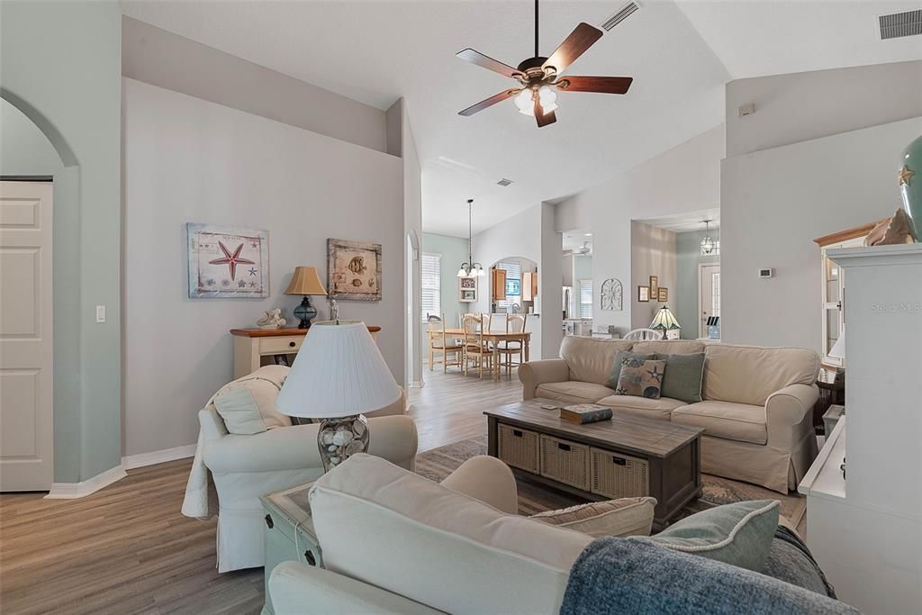 For Sale: $370,000 (2 beds, 2 baths, 1637 Square Feet)